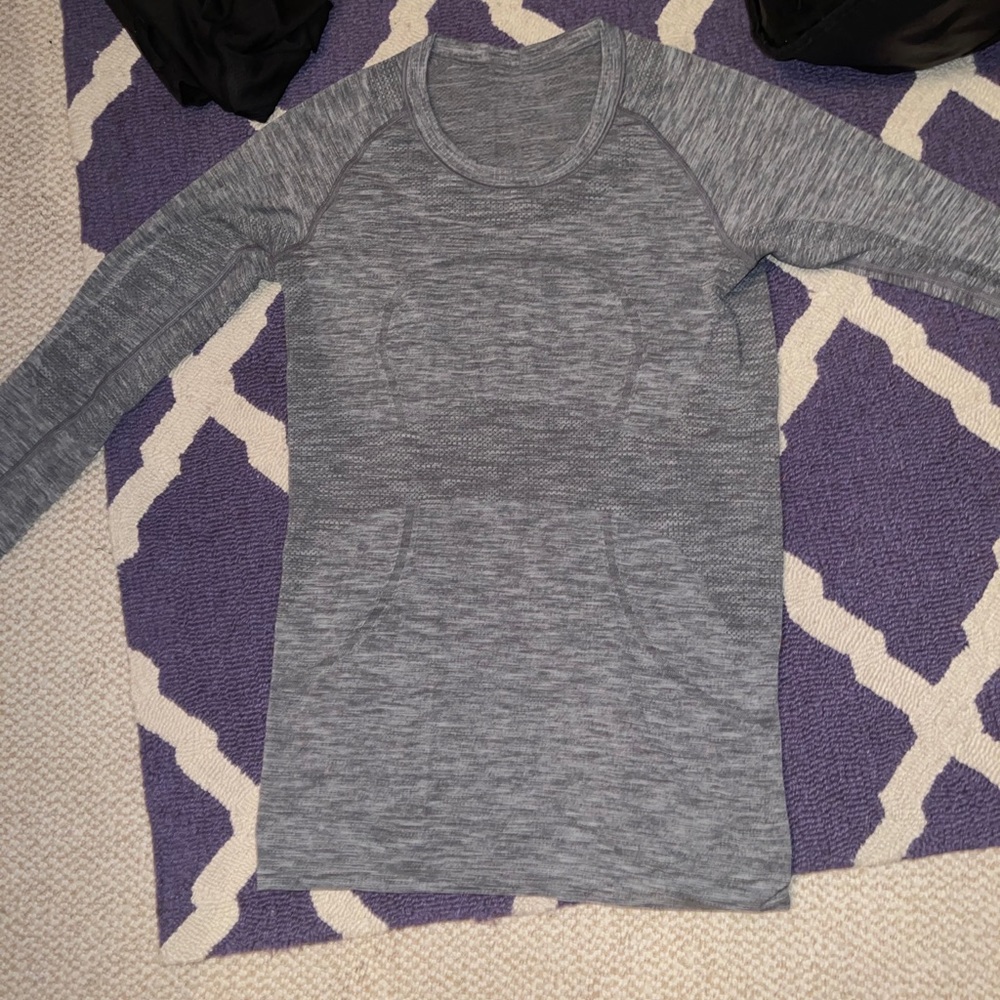 Lululemon grey swiftly tech long sleeve size 6